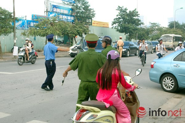 Hinh anh “cau am, co chieu” cuoi xe hop di khai giang-Hinh-9